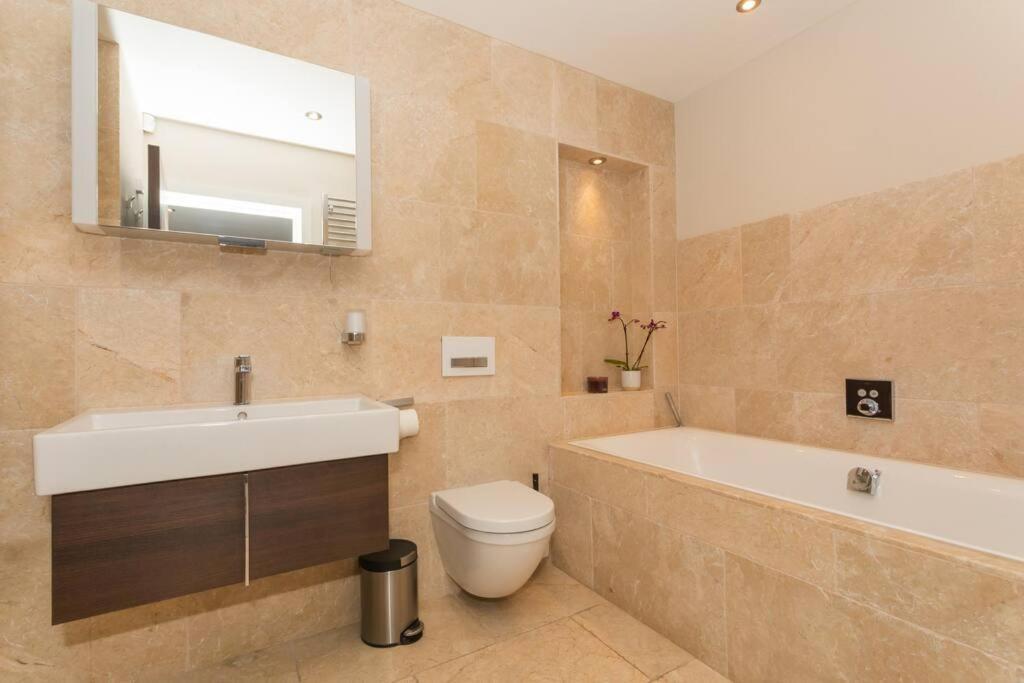 Stylish Penthouse Apartment With Hot Tub Bath Exteriör bild