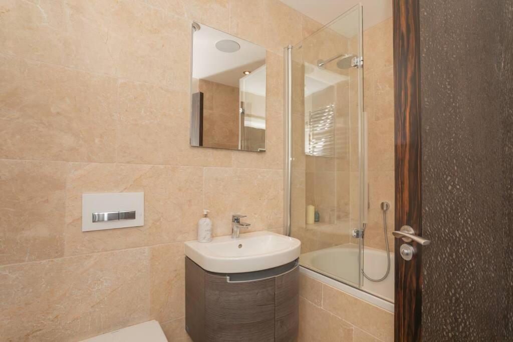 Stylish Penthouse Apartment With Hot Tub Bath Exteriör bild